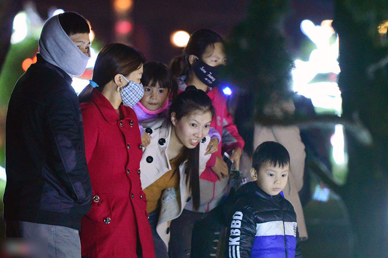 Biển người ra đường đón Giáng sinh